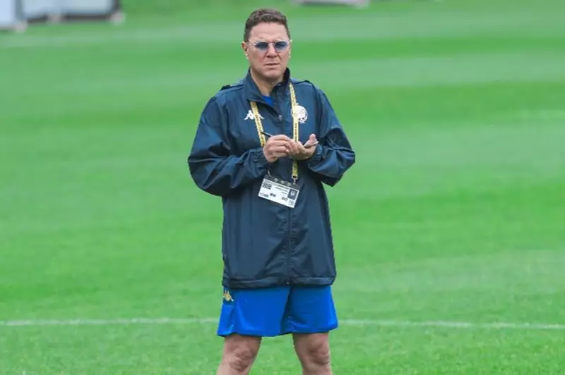 رسمياً.. الوداد يعلن رحيل بن هاشم عن تدريب الفريق 